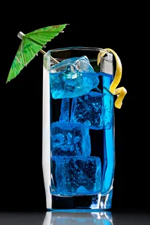 调制蓝色鸡尾酒酒水