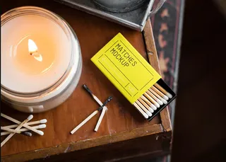 放置在桌角的香薰蜡烛和火柴样机