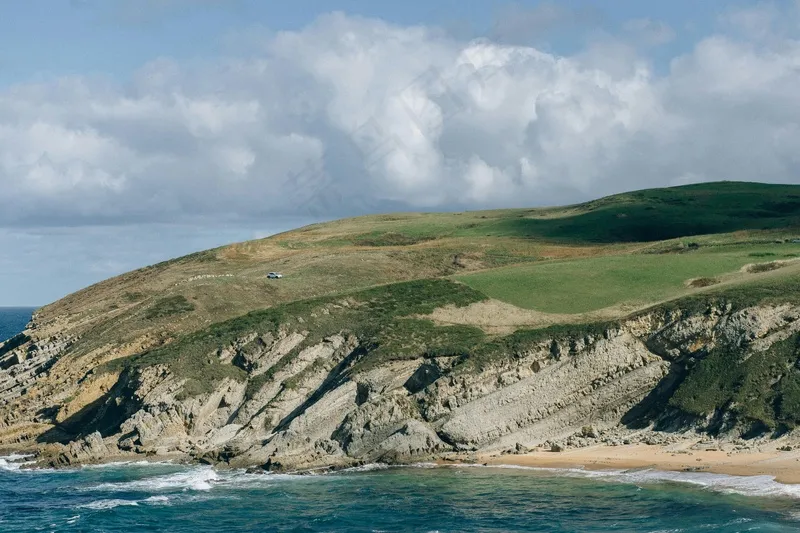 孤独车辆边的海岸线山脉