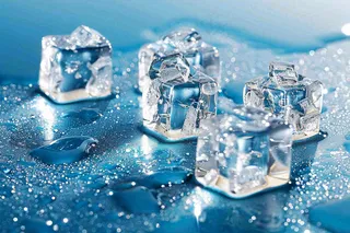 夏日清凉透明的冰块摄影图