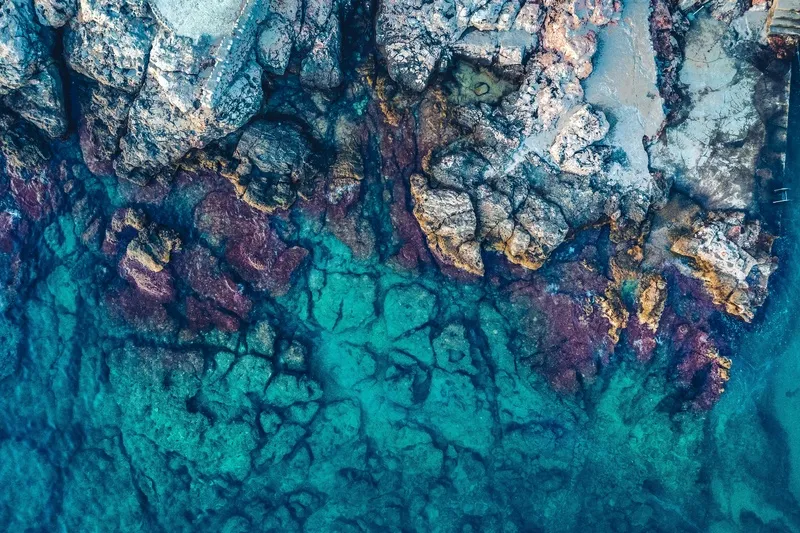 碧水绕岩的神秘海岸线