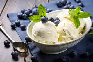 香草蓝莓冰淇淋甜点摄影图