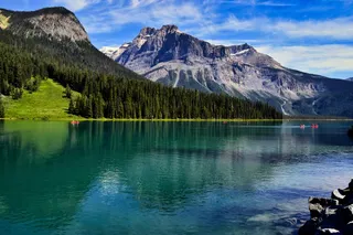 宁静山谷之翠绿湖泊悠悠划舟