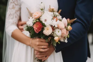 婚礼扔手捧花环节摄影图