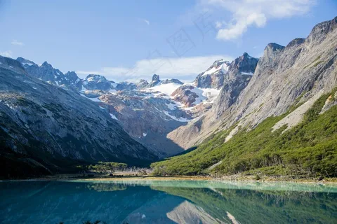 宁静山谷中的秘境湖泊 宁静山谷中的秘境湖泊