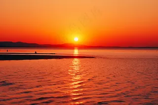 夕阳落日下海洋海面沙滩余晖倒影美景摄影图