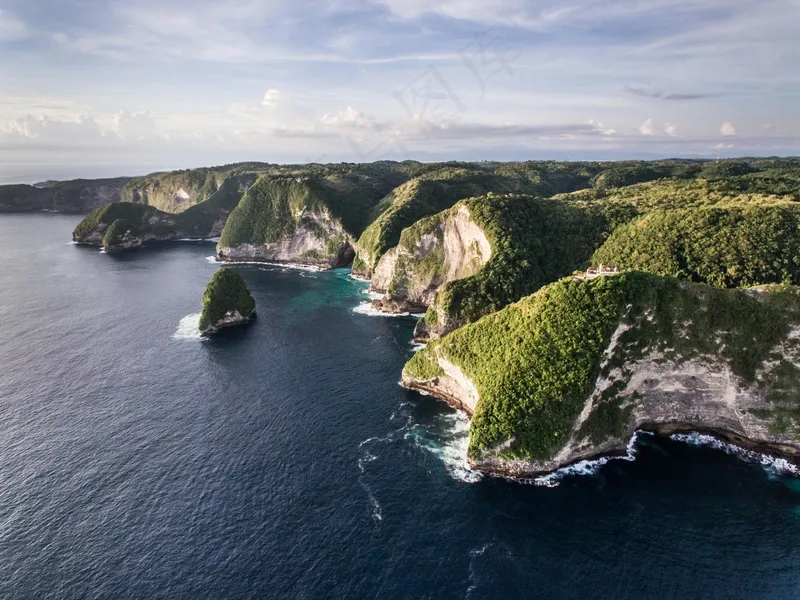碧海蓝天下的宁静岛屿