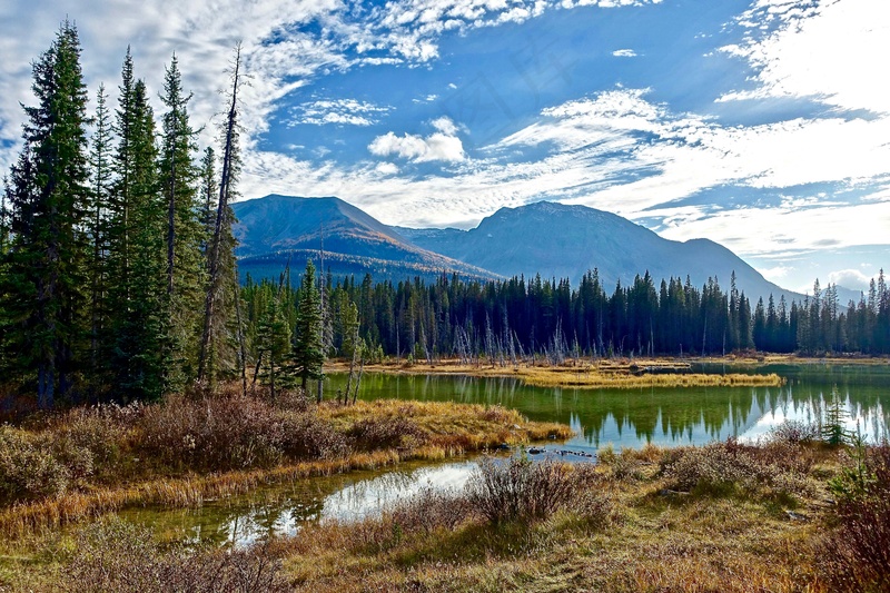 宁静的山林与秋日倒影湖泊
