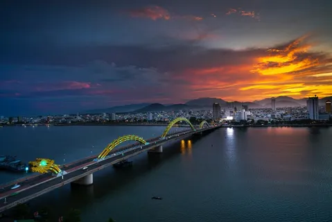 黄昏时分的城市天际与彩虹桥