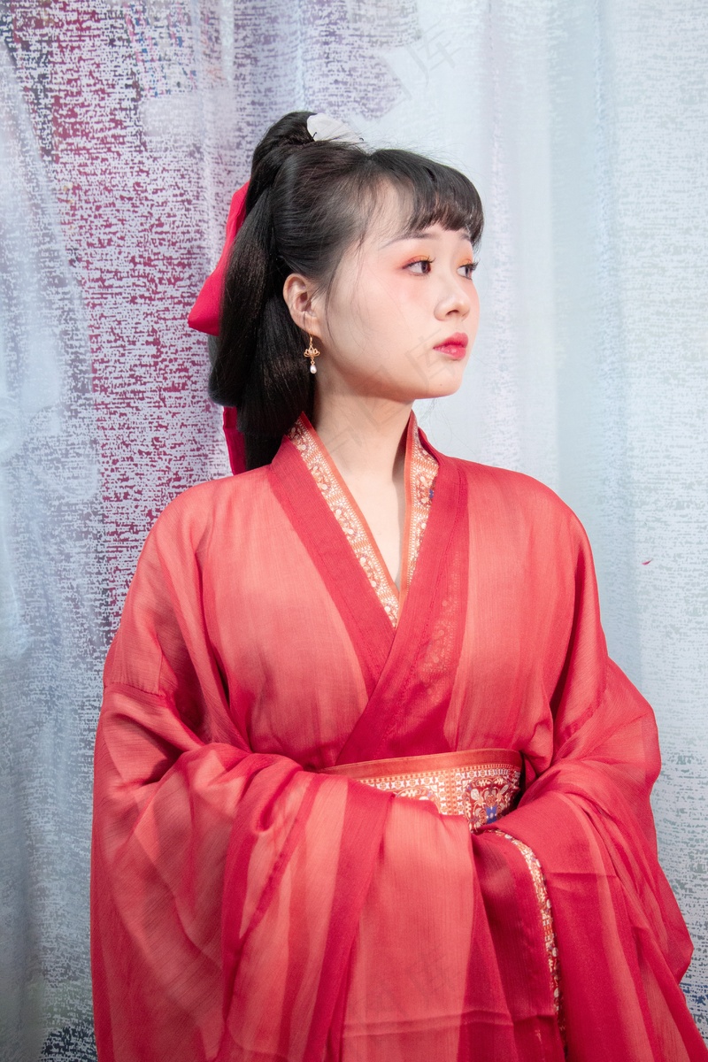 红色传统服饰汉服女生5