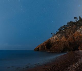 星辉映照孤崖海岸线