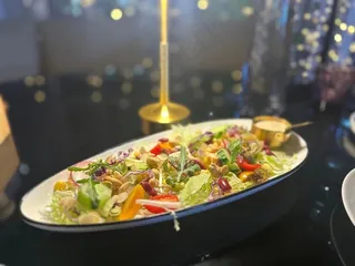 灯光下的蔬菜沙拉