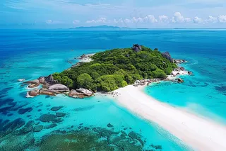 夏日海滩蓝色海洋度假摄影图