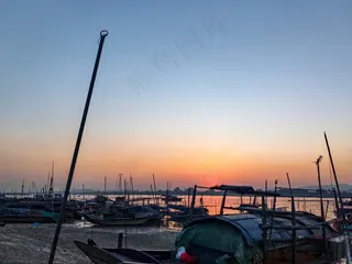 橙色线条海边的日落图片