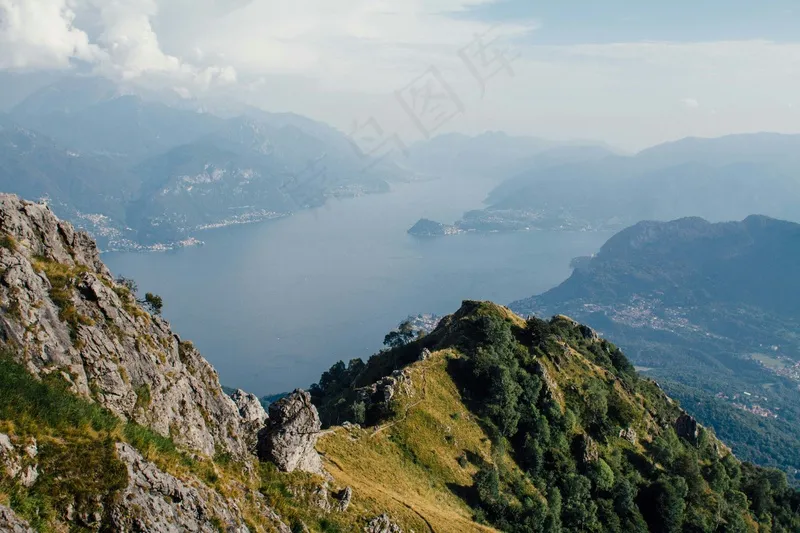 站在山巅看江海
