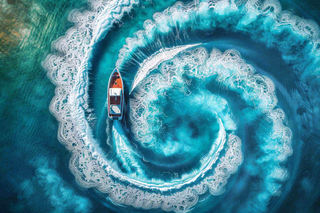 海洋中的船海浪摄影图