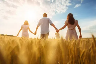 秋季麦田里手牵手往前走的一家人丰收成熟麦穗摄影图