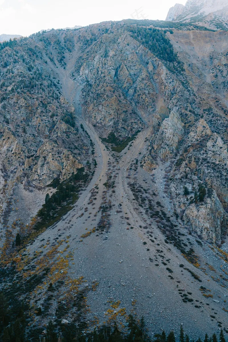 雄伟的山脉与曲折小路