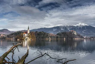 湖光山色间的宁静教堂