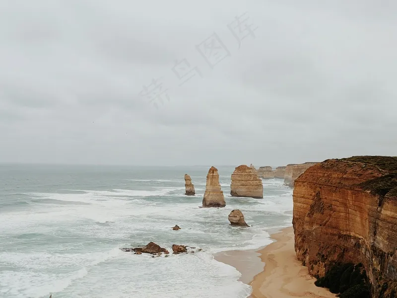 澳洲海岸线上的十二使徒巍然屹立