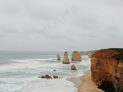 澳洲海岸线上的十二使徒巍然屹立