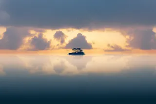 海面湖面的小道夕阳晚霞倒影摄影图