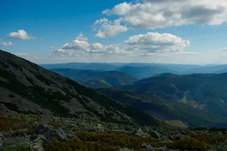 连绵山脉的宁静午后
