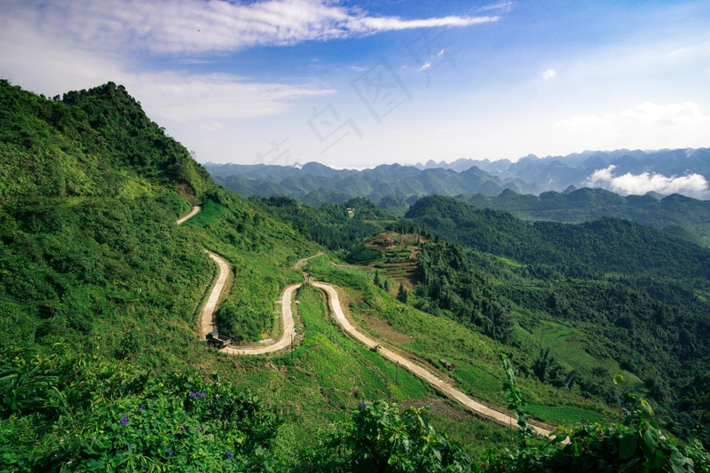 蜿蜒山路通往云间的秘境