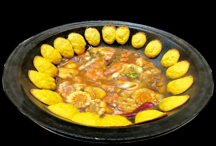 东北铁锅排骨炖猪蹄图片