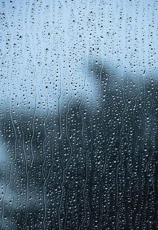 玻璃水珠雨滴朦胧图片