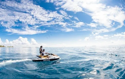 情侣在海上图片 情侣在海上图片