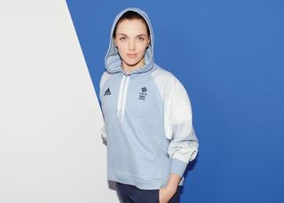 阿迪达斯女款运动服图片