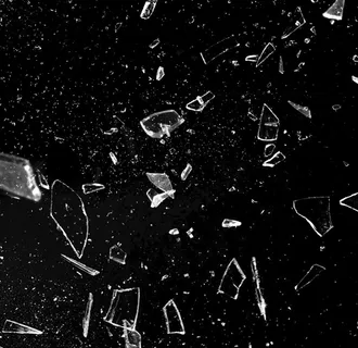 玻璃碎片元素破碎飞溅图片