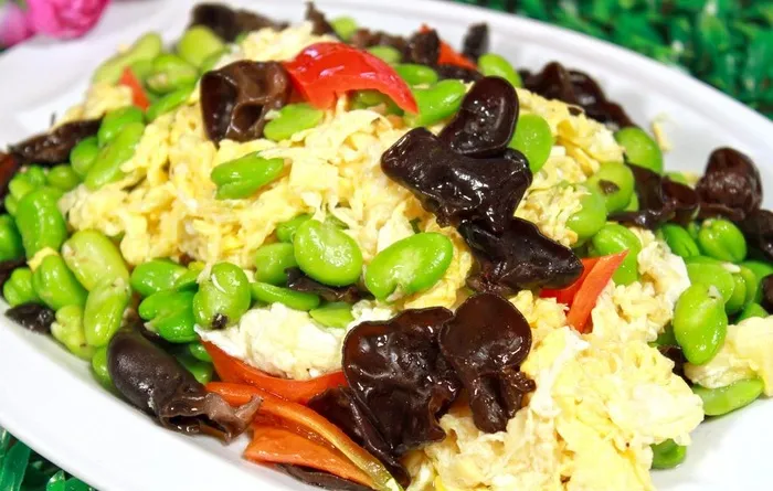 蚕豆米炒鸡蛋图片