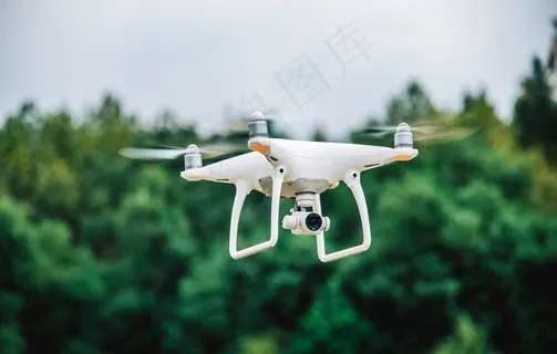 飞行的无人机图片