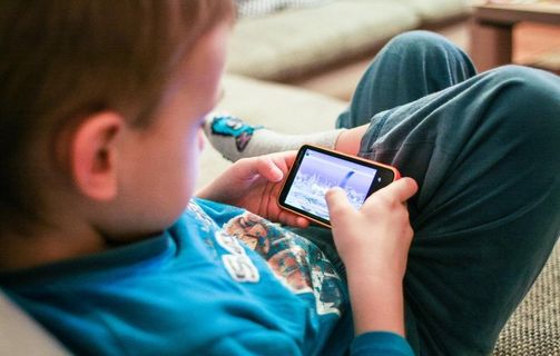 玩手机的孩子图片