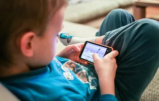 玩手机的孩子图片