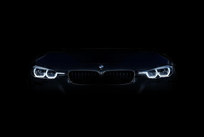 夜色中的新BMW 3系前脸大灯图片