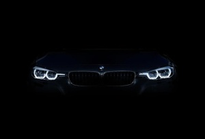 夜色中的新BMW 3系前脸大灯图片