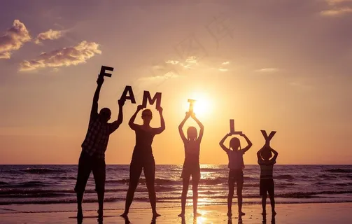 一家人海边日落摄影图片