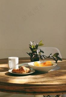 一个人的早餐图片