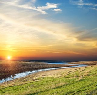 夕阳下的草原图片
