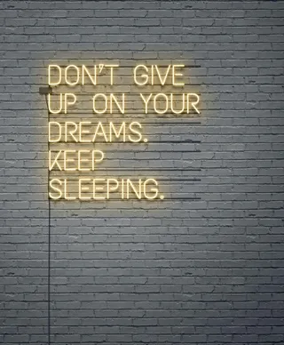 霓虹灯字体 发光特效 样机可改图片