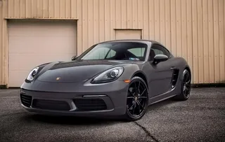 仓库外的豪车图片