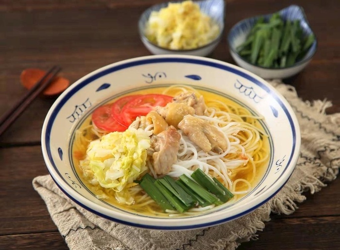 酸白菜鸡汤米线图片