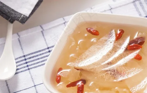 冰糖雪梨炖雪耳图片