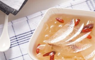 冰糖雪梨炖雪耳图片