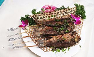 淮扬菜串酥烤鲫鱼图片