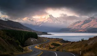 通往山脉的公路摄影图图片