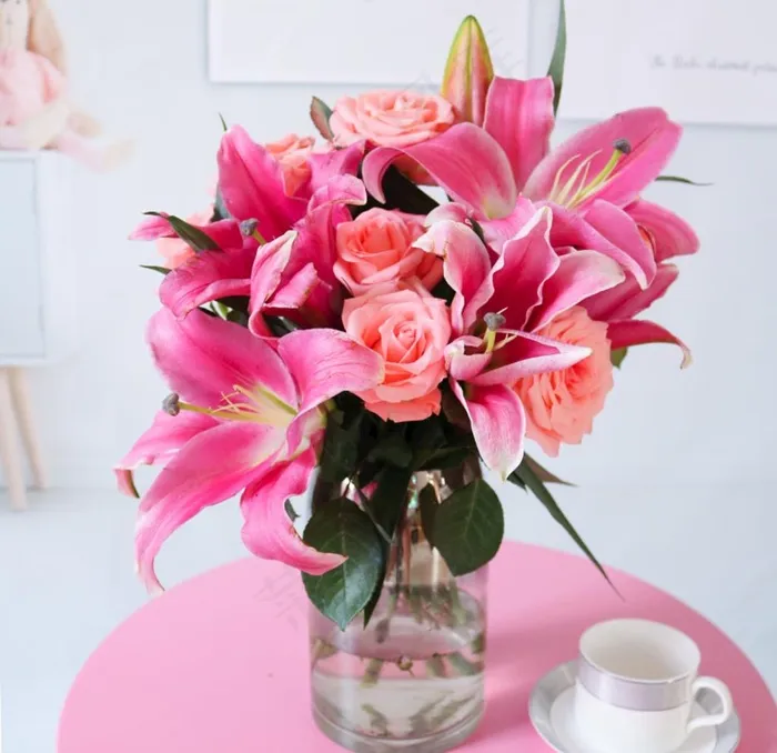 云南玫瑰百合鲜花拍菜鸟图库片